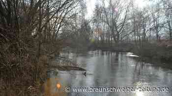 Unfall bei Bredelem: Auto landet in der Innerste