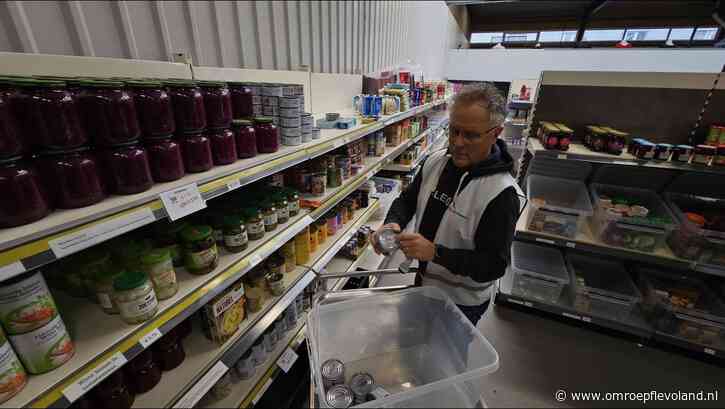 Almere - Kerstdrukte bij de voedselbank: 'Erg dankbaar voor de giften'