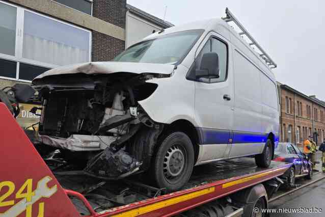 Personenwagen in de flank aangereden door bestelwagen: bestuurder naar ziekenhuis.