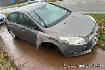 Auto komt onder landbouwmachine terecht in Lanklaar