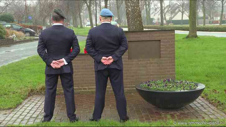 Dronten - Kaarsen branden op kerstavond voor bemanningsleden gecrashte Lancaster