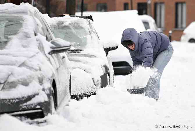 Snowfall means a white Christmas, but also traffic woes across southern Quebec roads
