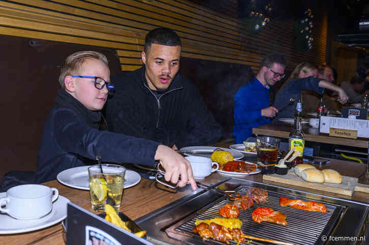 Gezinnen en spelers genieten van speciaal kerstdiner