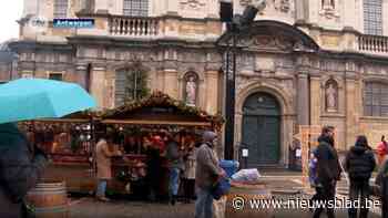 “We zien zwarte sneeuw”: amper volk op Conscienceplein tijdens kerstmarkt in Antwerpen, marktkramers spreken onvrede uit