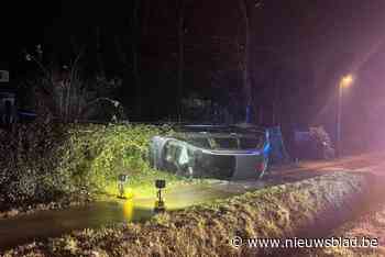 Auto rijdt door gracht en belandt op zijkant tegen afsluiting na botsing in Grobbendonk