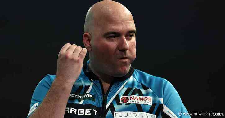 Cross biedt excuses aan na obsceen gebaar bij WK darts, straf in verschiet: ‘Was gericht aan mijn manager’