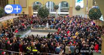 Mit Posaunen und Hunderten Chorstimmen – der Bahnhof wird zum Konzertsaal
