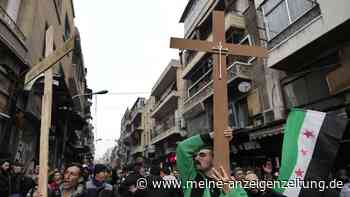 Weihnachtsbaum in Syrien verbrannt: Demonstranten verlangen „Schutz der Christen“