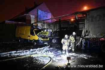 Oplegger met drie auto’s op en bestelwagen gaan in vlammen op, kwaad opzet niet uitgesloten