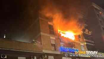 Paura a Roma per un incendio, le fiamme avvolgono un balcone. Evacuati appartamenti la notte di Natale
