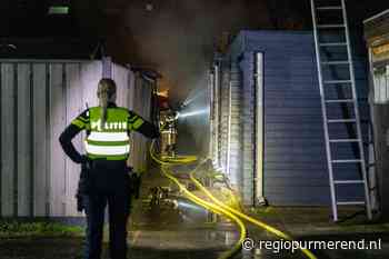 Grote brand bij twee schuren in Purmerend, enkele woningen ontruimd