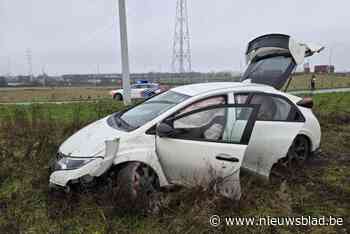 Bestuurder mist bocht op klaverblad en eindigt in ziekenhuis