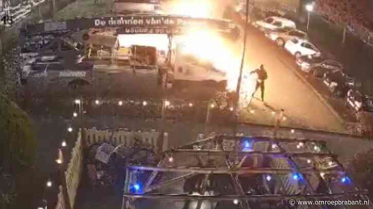 Beelden van aanslag op dakdekkersbusje: dader kwam aan op de fiets