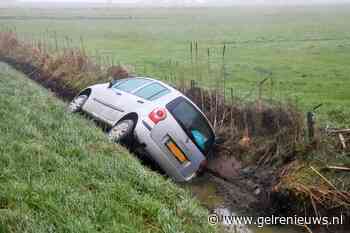 Automobilist belandt op zijkant in sloot