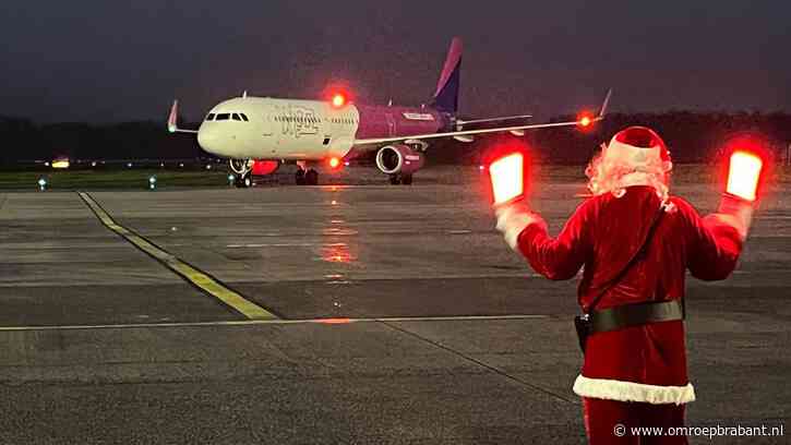De kerstman verwelkomt vliegtuigen met open armen op Eindhoven Airport