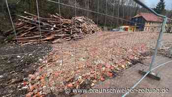 Bagger machen Lost Place im Harz platt - Aber wer zahlt den Abriss?
