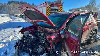 Frau verliert Kontrolle über ihr Auto – zwei Personen bei Frontalcrash schwer verletzt