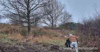 Man op fatbike fietst over de snelweg tussen Arnhem en Nijmegen