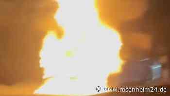 Brennendes Fahrzeug auf der A8 in Fahrtrichtung Salzburg: Bergungsarbeiten beendet