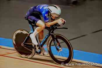 “Dacht er ’s ochtends nog aan om niet te starten”: Falke Kerkhof (17) in de wolken met drie medailles op BK baanwielrennen