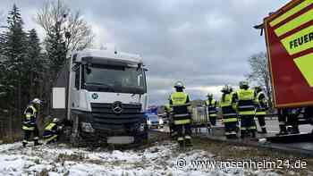 Lkw kommt von Fahrbahn ab und landet in Grünstreifen: Fahrer (37) erlitt Krampfanfall