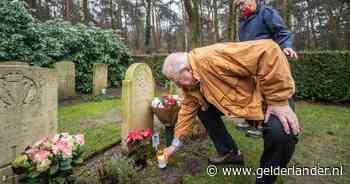 Wil van der Burgt zet een kaars bij het graf van Wil van der Burgt, dit is hun verhaal