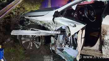 Fahrer in Lebensgefahr: Unfall auf der A3: Leitplanke bohrt sich durch Auto