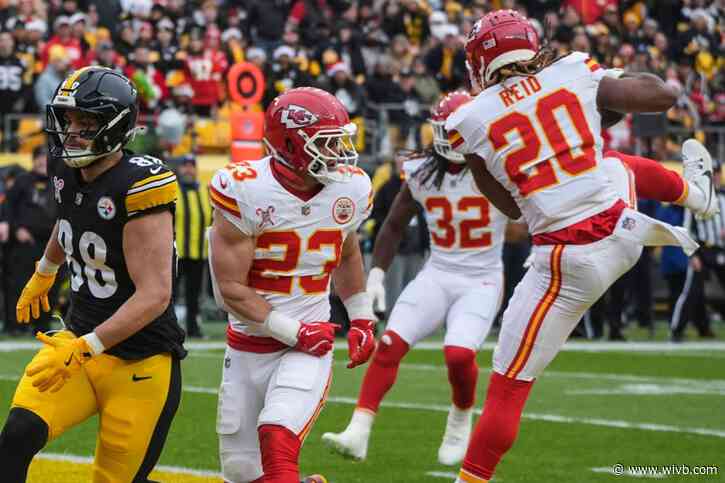 Mahomes throws 3 TDs as Chiefs clinch AFC's top seed by breezing past the skidding Steelers 29-10