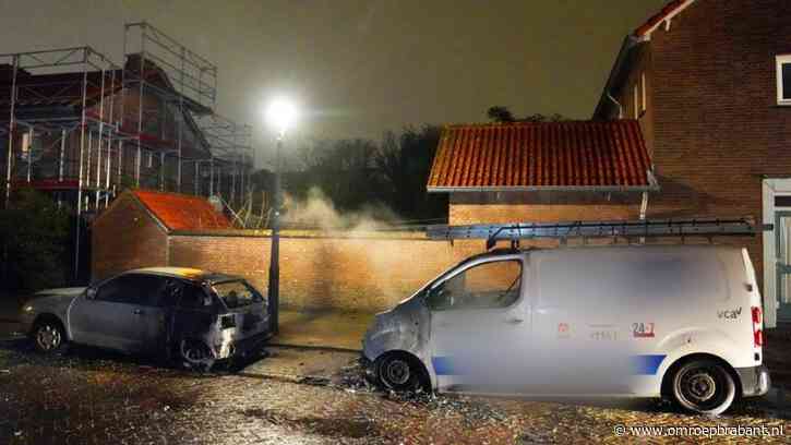 Weer een dakdekkersbus in vlammen op gegaan