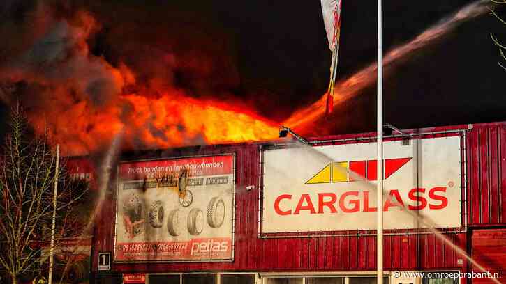 Flinke schade na uitslaande brand in bandenopslag