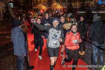 Deelnemers Santarun lopen door sfeervol stadscentrum
