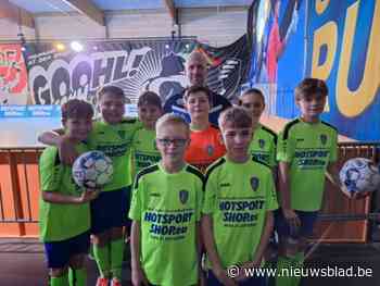 Spelertjes van Sparta Moerbeke Geraardsbergen sjotten mee op indoor voetbaltornooi voor allerkleinsten: “De fun staat centraal”