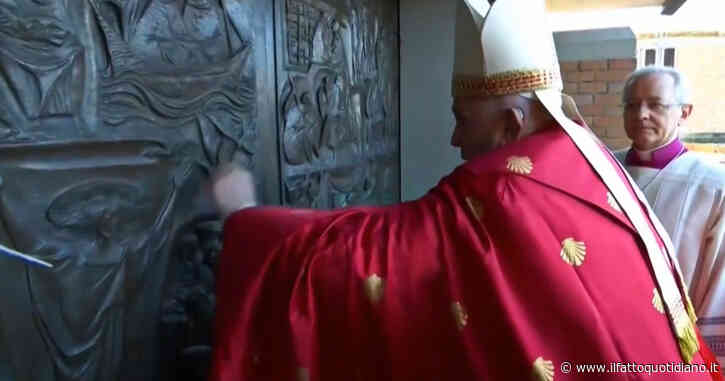 Papa Francesco apre la Porta Santa al carcere di Rebibbia per il Giubileo: Bergoglio la supera a piedi – Video