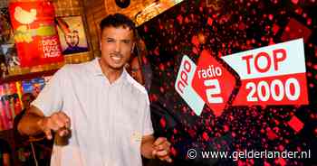 Arnhemse radio-dj Morad leerde draaien ‘in skihutstijl’, nu kondigt hij voor de Top 2000 de absolute klassiekers aan