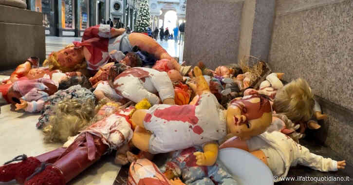 Bambolotti insanguinati in galleria San Federico a Torino: protesta pro-Palestina per chiedere la fine della guerra