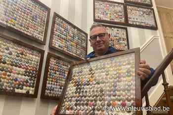 Veel mensen gooien ze weg, maar Antoon (56) hangt zijn huis vol met waardevolle champagnecapsules: “Op rommelmarkten leef ik me uit tot mijn geld op is”