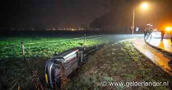 Groot alarm voor te water geraakte auto in Elst, inzittende en hond ongedeerd