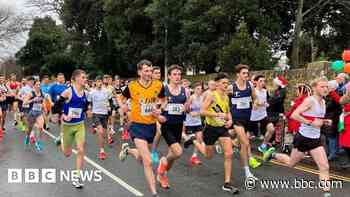 Hundreds take part in annual Boxing Day run