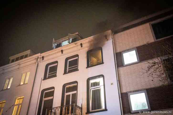 Flinke brand in bovenwoning, gezin met baby opgevangen in politiewagen