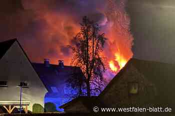 Großbrand in Hövelhof: Dachstuhl steht in Flammen