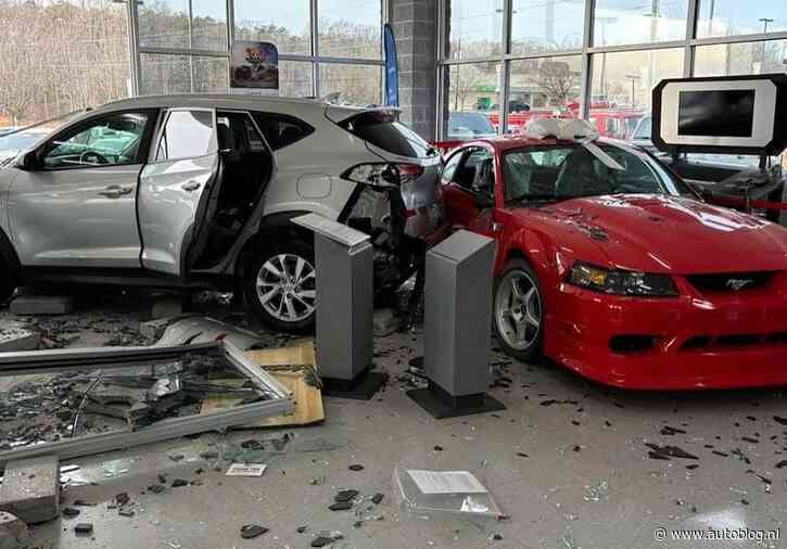 Auto vliegt Ford-dealer binnen, sloopt kostbare klassieker