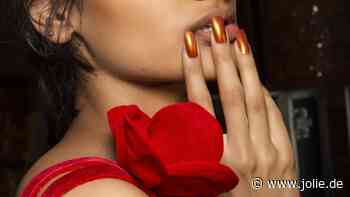 Die "Glazed Aura Nails" funkeln mit den Sternen um die Wette