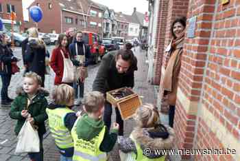 Raamaffiches verwelkomen zangertjes op oudejaarsdag