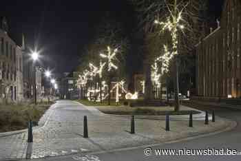 Sfeervol wandelen langs kerstornamenten in het dorpscentrum