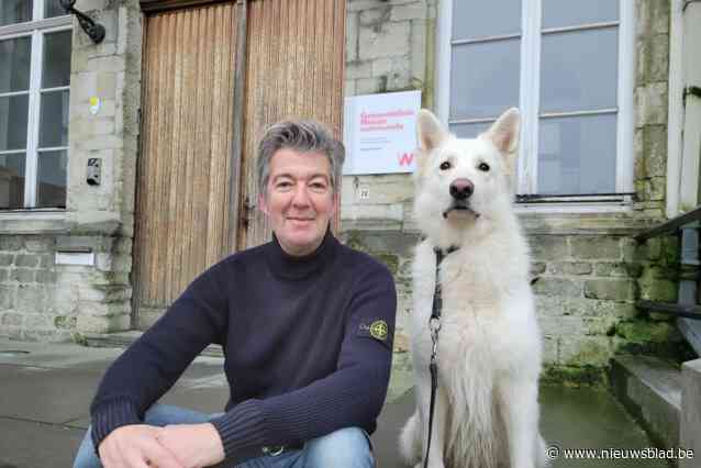 Iedereen kent hem als “de man met de witte hond”: toekomstig burgemeester heeft een hart voor dieren en geeft nieuwe bevoegdheid ‘Dierenwelzijn’ vorm
