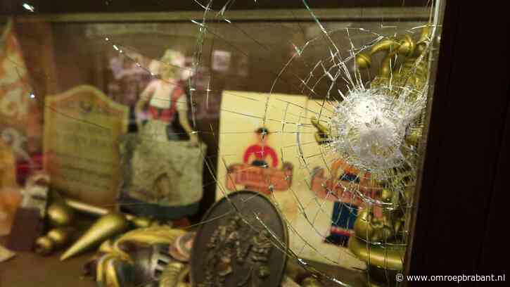 Vitrine vol Eftelingschatten kapotgeslagen, maar er is niets gestolen