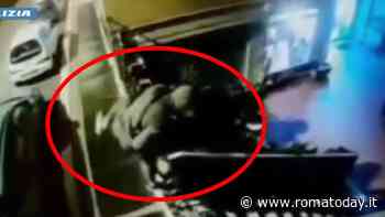 VIDEO | I furti in serie della banda di ladri d'appartamento incappucciati