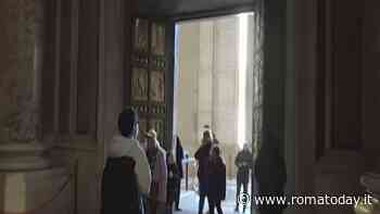 VIDEO | Giubileo, pellegrini in fila dall'alba per attraversare la Porta Santa di San Pietro