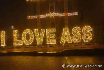 ‘I love Ass(e)’: grappenmaker saboteert kerstverlichting gemeente