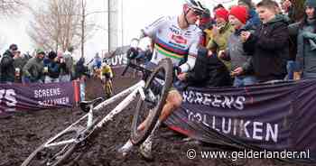 Mathieu van der Poel heeft het lang lastig, maar wint alsnog ruim in Loenhout; Wout van Aert door val vierde